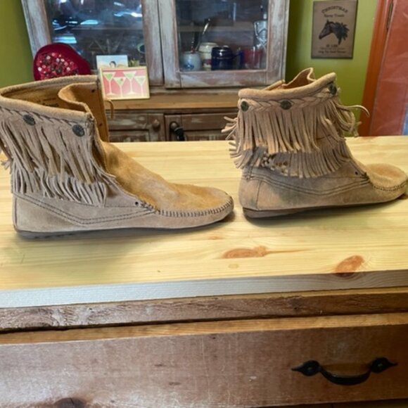 Minnetonka tan suede double fringed boots w/ medallions, 10, never worn - Picture 4 of 6